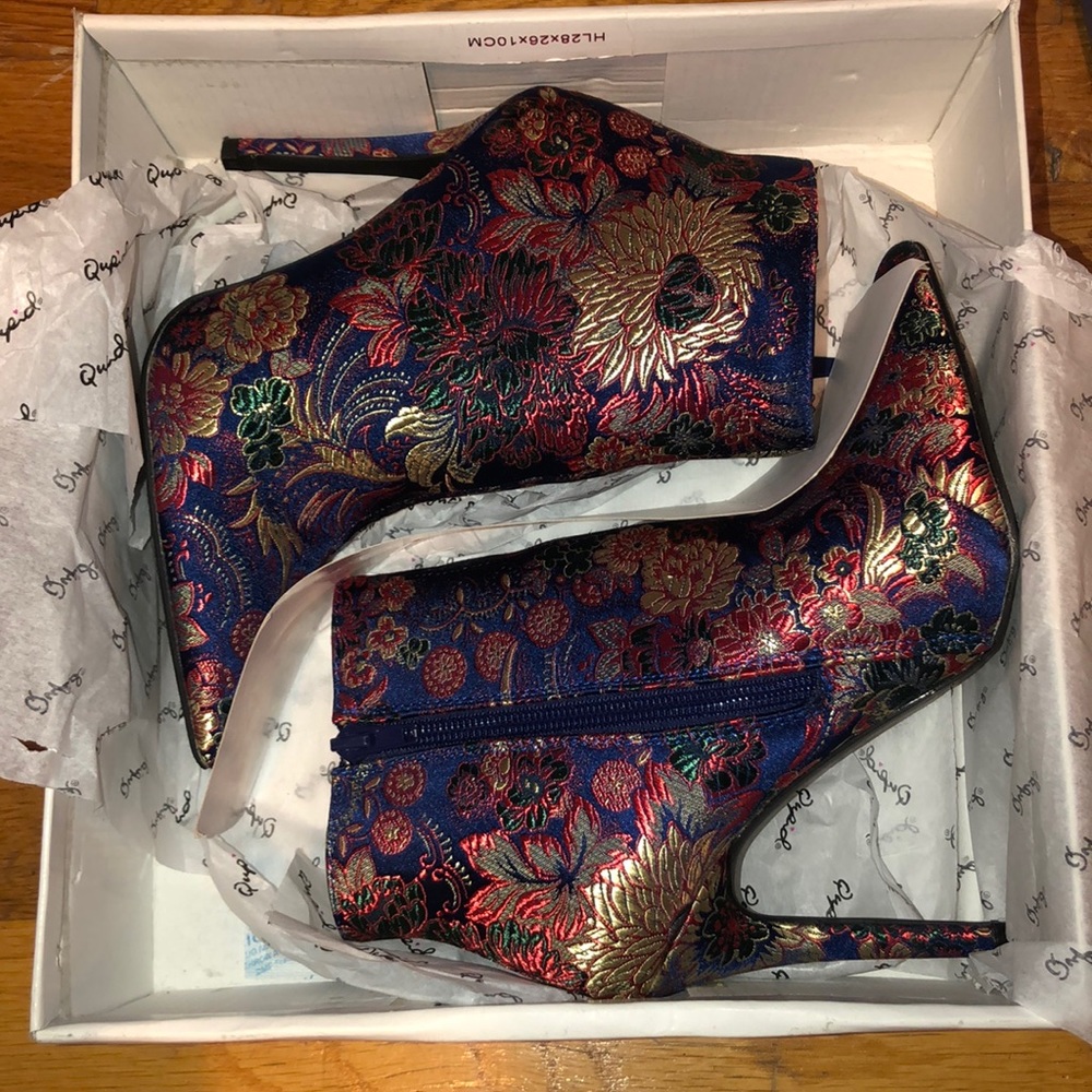 *SOLD* Embroidered slim heeled booties